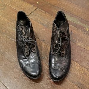 Handmade Cydwoq Leather Kitten Heels